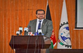 شاهد.. وزير أفغاني سابق يعمل موزع طعام في ألمانيا 
