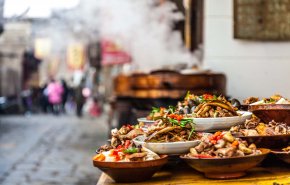 شاهد..وجبات مجانية مدى الحياة لرجل أطفأ حريقا أمام مطعم
