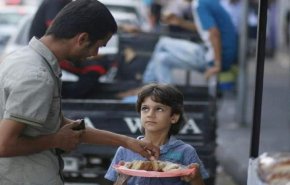 بالفيديو.. غزيون يوزعون الحلوى ابتهاجا بهلاك الجندي الصهيوني شموئيلي

