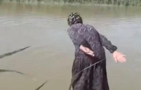 بالصورة.. مسنّة سورية تسبح بمهارة وتنقذ غرقى الفرات 