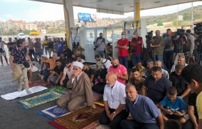 لبنانیون یقیمون صلاة الجمعة في محطة البنزين
