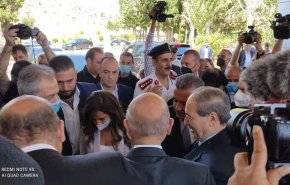بالصور: المقداد يستقبل عند معبر جديدة يابوس الوفد الوزاري اللبناني