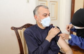 وزير خارجية ايران يتلقى الجرعة الثانية من لقاح كوفو بركت