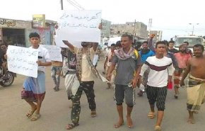 مظاهرات في المخا ولحج للمطالبة بتوفير الكهرباء وتنديدا بتردي الخدمات
