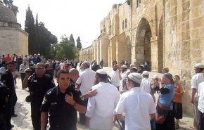 مستوطنون يقتحمون المسجد الأقصى بحراسة شرطة الاحتلال