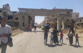 شاهد.. بدء عودة الاهالي إلى درعا البلد عبر معبر السرايا