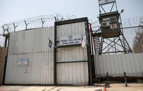 الأسرى الفلسطينيون يستأنفون إحراق غرف في سجون الاحتلال رفضاً لعمليات القمع