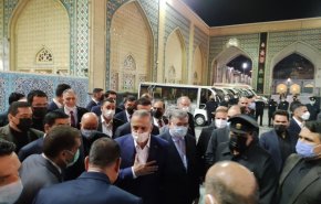 شاهد.. الكاظمي يزور مقام الامام الرضا (ع) في مشهد