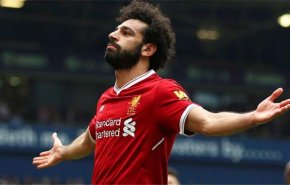 النجم المصري صلاح يهدي قميصه لطفل من مشجعي ليفربول