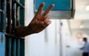 صحيفة تكشف السر وراء رضوخ الاحتلال لمطالب الأسرى الفلسطينيين