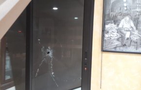  لبنان: رصاصات طائشة جراء اشتباكات عين الحلوة طاولت مكتب  رئيس البلدية صيدا