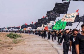 شاهد.. زوار الامام الحسين(ع) يستمرون في مشاركتهم في مسيرة الاربعين