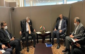 وزيرا خارجية ايران والهند يؤكدان على تنمية العلاقات الثنائية بين البلدين
