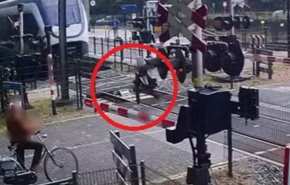 شاهد... فتاة تنجو بأعجوبة من حادث دهس قطار سريع