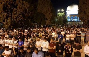 المقدسيون يؤدون صلاة الفجر في الاقصى
