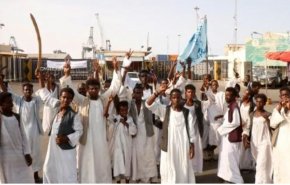 محتجون يغلقون مطار بورتسودان واستمرار اغلاق الميناء احتجاجا على اتفاق التسوية