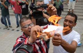 متظاهرون مؤيدين لسعيّد يمزقون الدستور في تونس