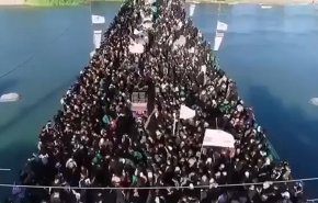 شاهد.. اكتظاظ جسر قضاء طويريج جنوبي كربلاء بزوار الامام الحسين (ع)