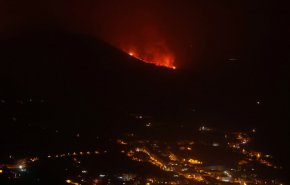 بالفيديو...الحمم البركانية تتدفق إلى المحيط الأطلسي من بركان جزيرة لا بالما الإسبانية