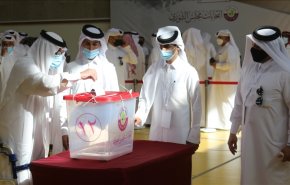 القطريون يدلون بأصواتهم في أول انتخابات لمجلس الشورى