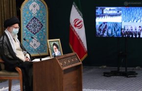 قائد الثورة: القوات المسلحة هي حصن منيع امام تهديدات العدو