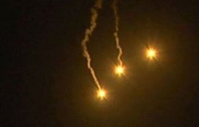 جيش الاحتلال يطلق قنابل مضيئة باتجاه جنوب لبنان