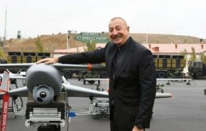 شاهد.. عندما يربت علييف بفخر على طائرة إسرائيلية!