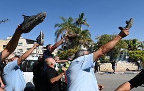 شاهد..أهالي كفر قاسم يستقبلون الصهيوني إيتمار بن غفير بالأحذية 