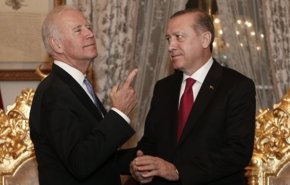 بايدن يمدد عقوبات ترامب ضد تركيا بشأن عمليتها في سوريا

