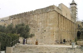 آلاف الفلسطينيين يؤدون صلاة فجر الجمعة في المسجد الإبراهيمي