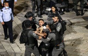 مستوطنون يعتدون على مقدسيين واعتقال شاب في باب العامود