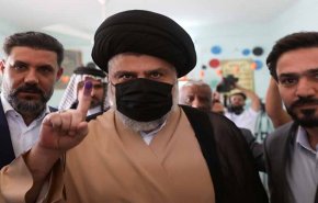 السيد الصدر يدلي بصوته في أحد مراكز الاقتراع بالنجف الأشرف