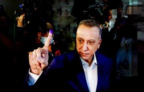 شاهد.. الكاظمي يخضع للتفتيش أمام مركز اقتراع في بغداد
