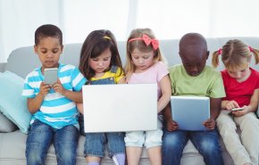 احذروا.. مشاكل في النوم تسببها الأجهزة الذكية لأولادكم