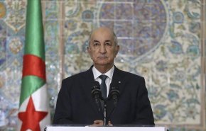 شاهد.. الرئيس الجزائري يلجم ماكرون برد ناري!