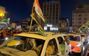 بالصور.. احتفالات تعم ساحة التحرير بعد اعلان نتائج الانتخابات
