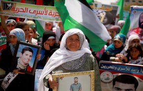 اعتصام أمام مقر الصليب الأحمر بغزة تضامناً مع الأسرى بسجون الاحتلال