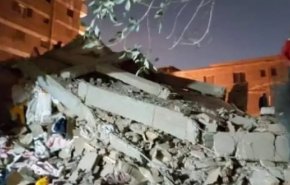 شاهد.. انهيار أرضي يبتلع سيارات في مدينة روسية
