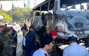 شاهد.. صور جديدة من موقع تفجير حافلة عسكرية وسط دمشق