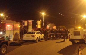 مقاومون يطلقون النار على برج عسكري في الخليل