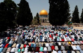 40 ألف مصلٍّ يؤدون صلاة الجمعة في رحاب الأقصى