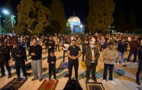 مقدسيون يؤدون الصلاة أمام المقبرة اليوسفية