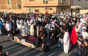 شاهد.. تشييع حاشد لجثمان الشهيد علي قمبر في البحرين