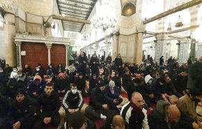 الفلسطينيون يشاركون في صلاة 