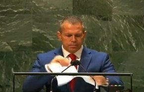 شاهد..مندوب الكيان الاسرائيلي بالأمم المتحدة يمزّق تقرير حقوق الإنسان! 
