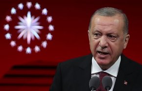 شاهد.. طفلة تحرج أردوغان في احتفال عام رغم تحذيره لها!