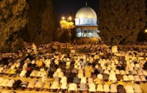 فلسطينيون يؤدون صلاة الفجر في المسجد الاقصى والحرم الابراهيمي رغم اجراءات الاحتلال