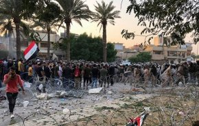 شاهد.. يوم دموي في العراق بعد اشتباك القوات الأمن مع المحتجين 