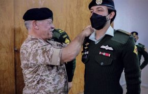 ترفيع ولي عهد الاردن الحسين بن عبد الله الثاني الى رتبة نقيب