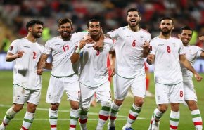 المنتخب الإيراني يلقي التحية على 